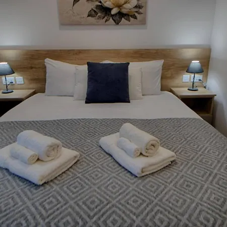 3bed With Shared Heated Pool By Homely