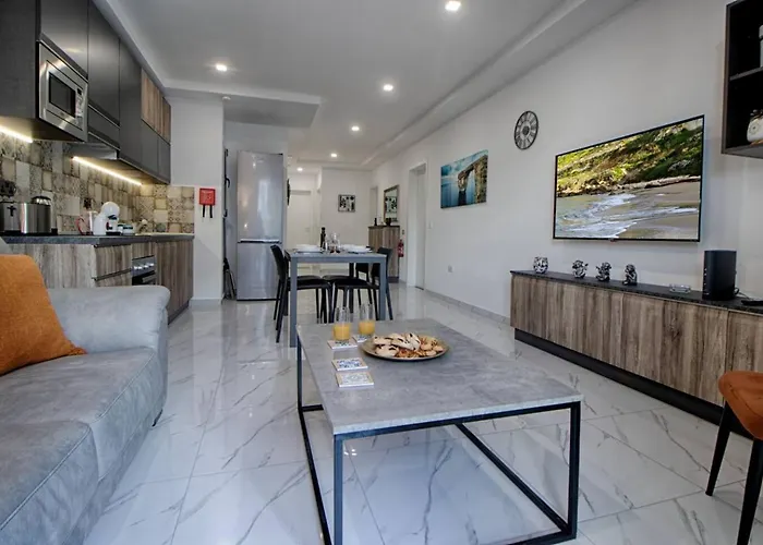 3bed With Shared Heated Pool By Homely 아파트 *